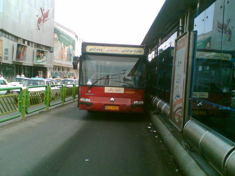 لیاس قرمزی در بخش مردانه اتوبوس