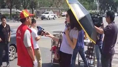 اخراج خانم گزارشگر برای استفاده از عینک آفتابی و چتر! (+عکس)