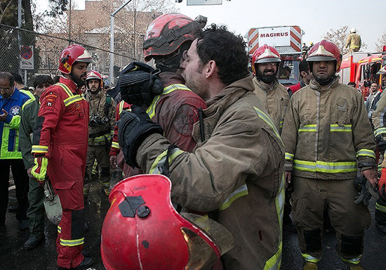 تصاویر/ آتش‌نشانان در اشک و بُهت فاجعه پلاسکو
