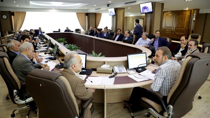 واعظی: نگاه خود به پروژه‌های اقتصاد مقاومتی را عملیاتی کنید 