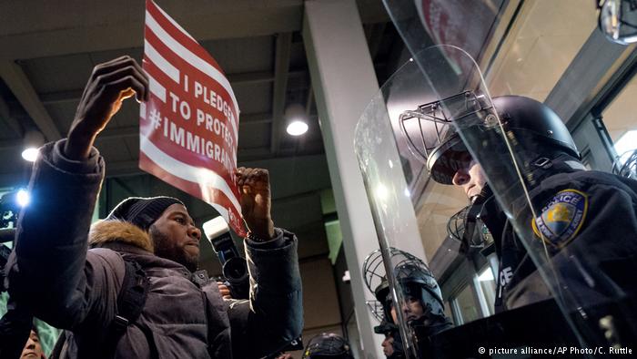 تفتیش گوشی تلفن همراه افراد در فرودگاه‌های آمریکا