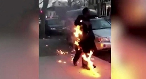 ویدئویی عجیب از مردی در حال سوختن!