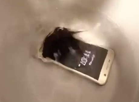فیلم/ گوشی که در آزمایش ضد آب بودن شکست خورد