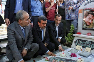 فیلم/ اعتراض خانواده‌های شهدای مدافع حرم به احمدی‌نژاد