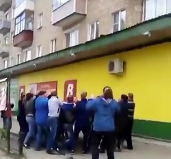 ویدئو/ مردی که خانواده اش را از بالای ساختمان به بیرون پرت می کند