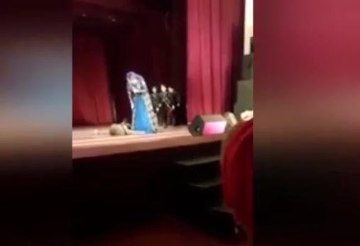 ویدئو/ لحظه مرگ بازیگر روی صحنه تئاتر 