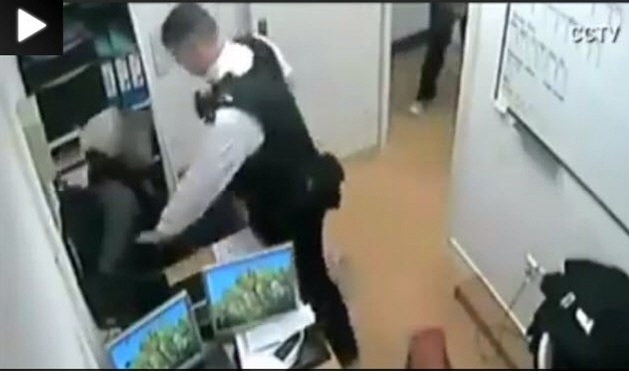 ویدئوی جنجالی کتک زدن دختر محجبه توسط پلیس انگلیسی!