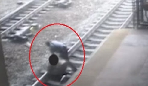 فیلم/ نجات یک مرد یک ثانیه قبل از رسیدن قطار