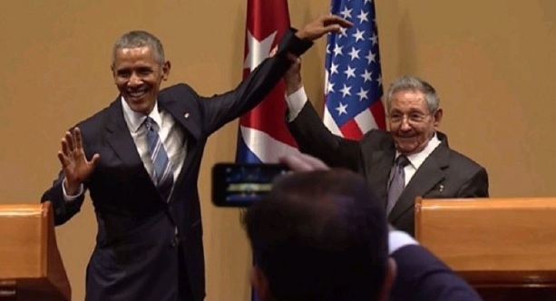 فیلم/ لحظه‌ای که کاسترو مچ اوباما را گرفت!