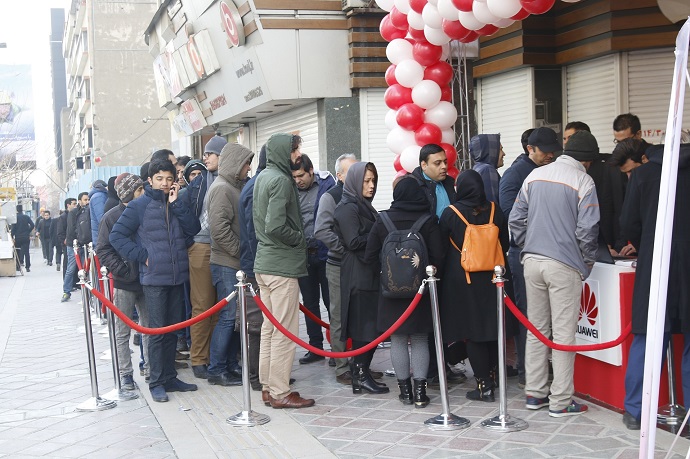 خریداران گوشی جدید هواوی در تهران به عشق دریافت جایزه صف بستند! (+تصاویر)