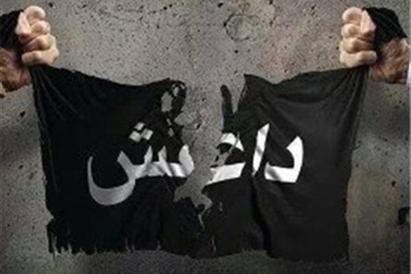 عکس تکان‌دهنده مدافع حرم بالای سر جنازه دختر‌ عراقی 