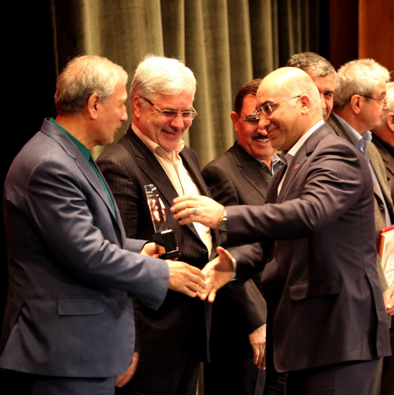 رایتل تندیس سومین جشنواره رتبه‌بندی شرکت‌های تابعه شستا را دریافت کرد