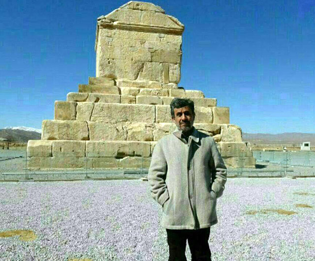 حضور احمدی نژاد در آرامگاه کوروش همزمان با دهه فجر! (+تصاویر)