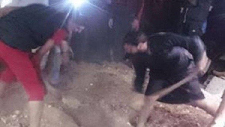 نبش قبر یک زن پس از شنیدن صداهایی از درون قبر (+تصاویر)