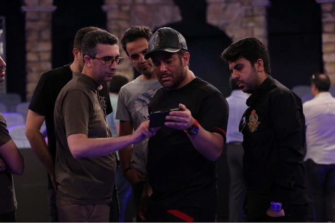 محمدرضا گلزار در پشت صحنه مسابقه بزرگ تلویزیونی
