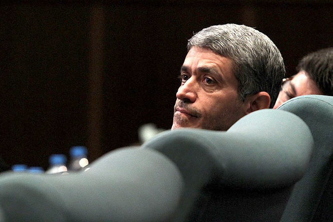 گوشی موبایل وزیر اقتصاد سوژه‌ی عکاس‌ها شد!