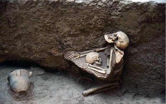 عکس/ مادری که ۴۰۰۰ سال است از فرزندش محافظت می کند!