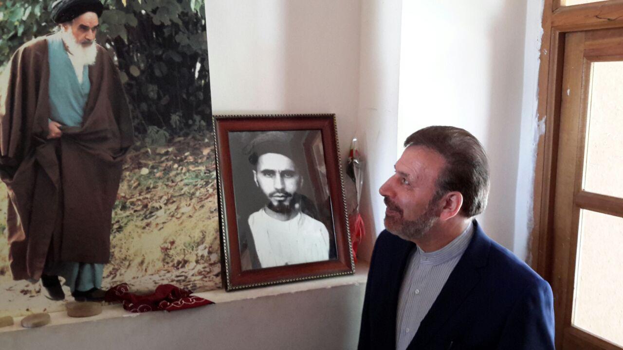 حضور وزیر ارتباطات و هیات همراه در منزل امام راحل در خمین (+تصاویر)