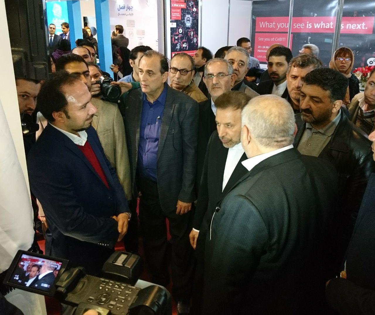 بازدید دکتر واعظی از غرفه پارسیان همراه لوتوس در الکامپ ۲۰۱۶ 