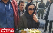 زیبا بروفه در محل حادثه پلاسکو غذا و سوهان توزیع کرد (+تصاویر)