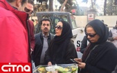 زیبا بروفه در محل حادثه پلاسکو غذا و سوهان توزیع کرد (+تصاویر)