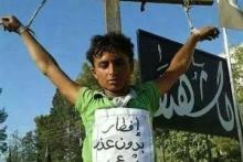 داعش کودکی را به بهانه روزه‌‌خواری به صلیب کشید! + عکس