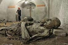 12+/ جذب توریست با نمایش جسد مردگان! 