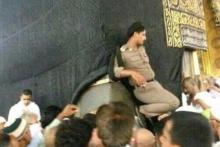  عکس/ کفش پلیس گستاخ بر روی حجر الاسود مقدس