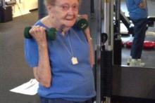 پیرزن 97 ساله که پرورش اندام کار می‎کند! +عکس