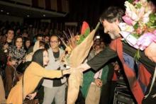 دسته گلی که حسین علیزاده به نیکی کریمی داد + عکس