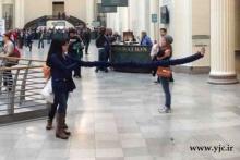 حرکت عجیب یک دختر برای گرفتن عکس سلفی! +عکس