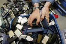 فروش آزادانه موبایل‌های دزدی در چهار راه مولوی/ سفارش گوشی آیفون به سارقان 