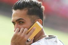 ژست عجیب پیام صادقیان با گوشی "آیفون"