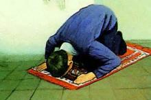 سجده در مسیر قبله؛ بهترین روش برای خارج کردن امواج مغناطیس از بدن