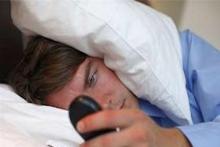 خوابیدن کنار تلفن همراه باعث اختلال در خواب می&zwnj;شود