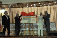 کارت عضویت شماره یک باشگاه مدیریت ارتباطات به نام پروفسور معتمدنژاد صادر شد