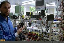 عرضه اولین موبایل جهان که با ادرار شارژ می‌شود+ عکس