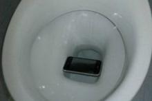 دیگر نگران افتادن گوشی موبایل در دستشویی نباشید!