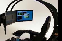 تصویری از میز کار یک مرد کامپیوتری 