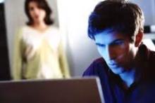 "شوهرم فیلم&lrm;های مستهجن اینترنتی تماشا می&lrm;کند" 