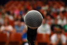 اخراج مجری صداوسیما به جرم استفاده&lrm; از واژه&lrm;ی SMS