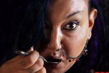 حضور یک زن خون آشام در برنامه‎ زنده‎ تلویزیونی!+ عکس 