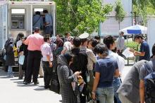 مشکلات شبکه‎ شتاب در روزهای پایانی سال و ازدحام جلوی عابر بانک‌ها +عکس