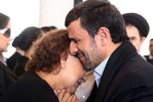 انتخاب: تصویر منتشره از "احمدی نژاد و مادر چاوز" در اینترنت واقعی است