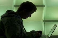 فروش فیلم&zwnj;های غیراخلاقی در اینترنت به بهانه&lrm;ی ثروتمند شدن