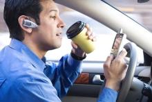 صحبت با هندزفری و ارسال و خواندن پیامک حین رانندگی هم از فردا جریمه دارد!