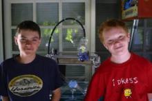 فراهم شدن امکان دانلود اشیاء فیزیکی + عکس دو کودک خلاق