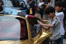 تصاویر گرانترین خودروی دنیا با روکش طلا در شبکه‎های اجتماعی