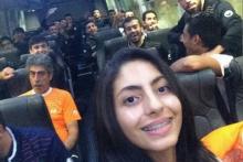 سلفی یک دختر هوادار از داخل اتوبوس تیم ملی