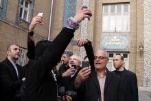 ظریف در محاصره‌ی عکس‌های سلفی